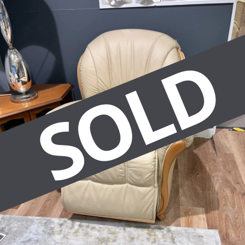 Hilton
Electric Recliner Chair
Was £1,798 Now £849
VISIT US
Hilton
Electric Recliner Chair
Was £1,798 Now £849
VISIT US