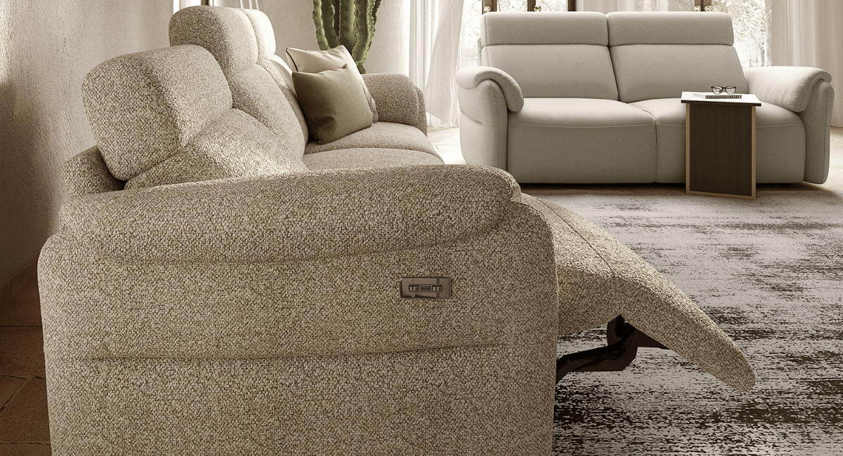 The power-adjustable headrest allows you to independently fine-tune its angle, giving you detailed control over how your head and neck are supported. This separate adjustment makes it easy to achieve a naturally aligned, comfortable posture, whether you’re reading, relaxing, or reclining further back, ensuring support that adapts to your preferred seating position.