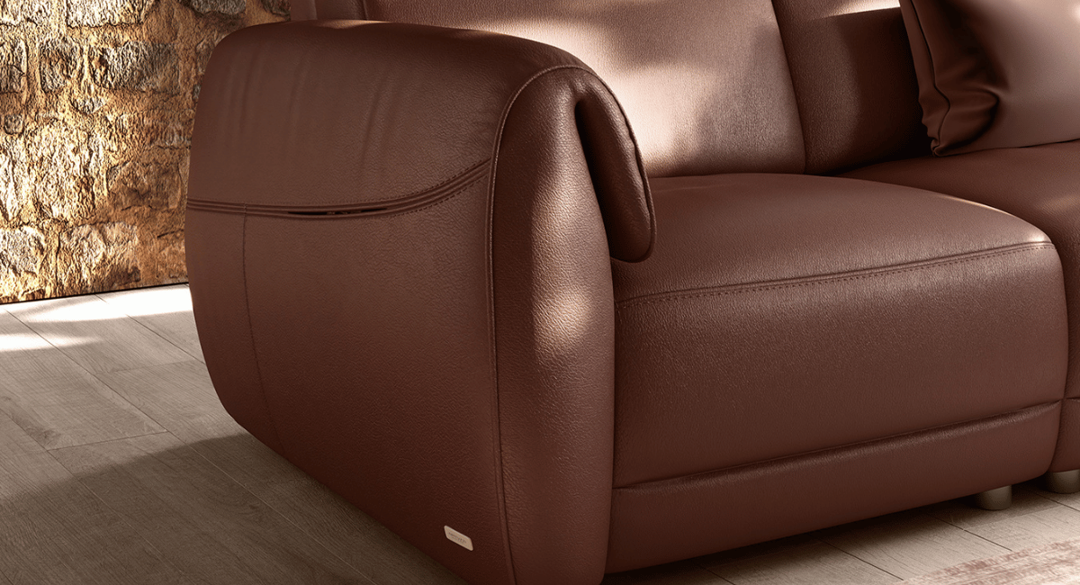 The fully upholstered pocket discreetly houses the switch panel, preserving the sofa’s clean, uninterrupted lines. This thoughtful design choice not only elevates the aesthetic appeal of the model but also adds a distinctive touch of craftsmanship. By integrating functionality with refined detailing, it enhances both the look and the user experience.