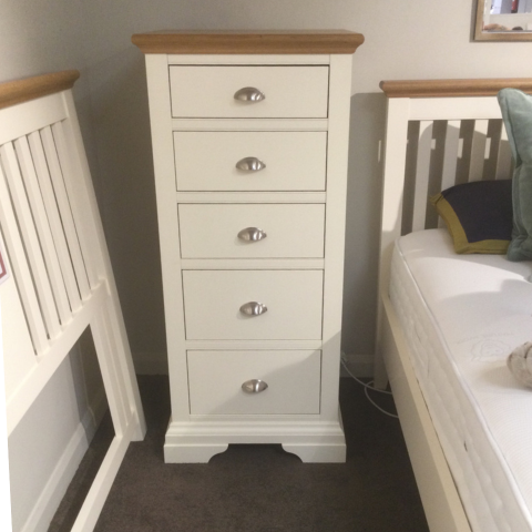 Camden Two Tone
5 Drawer Chest
Was £738 Now £449
VISIT US
Camden Two Tone
5 Drawer Chest
Was £738 Now £449
VISIT US