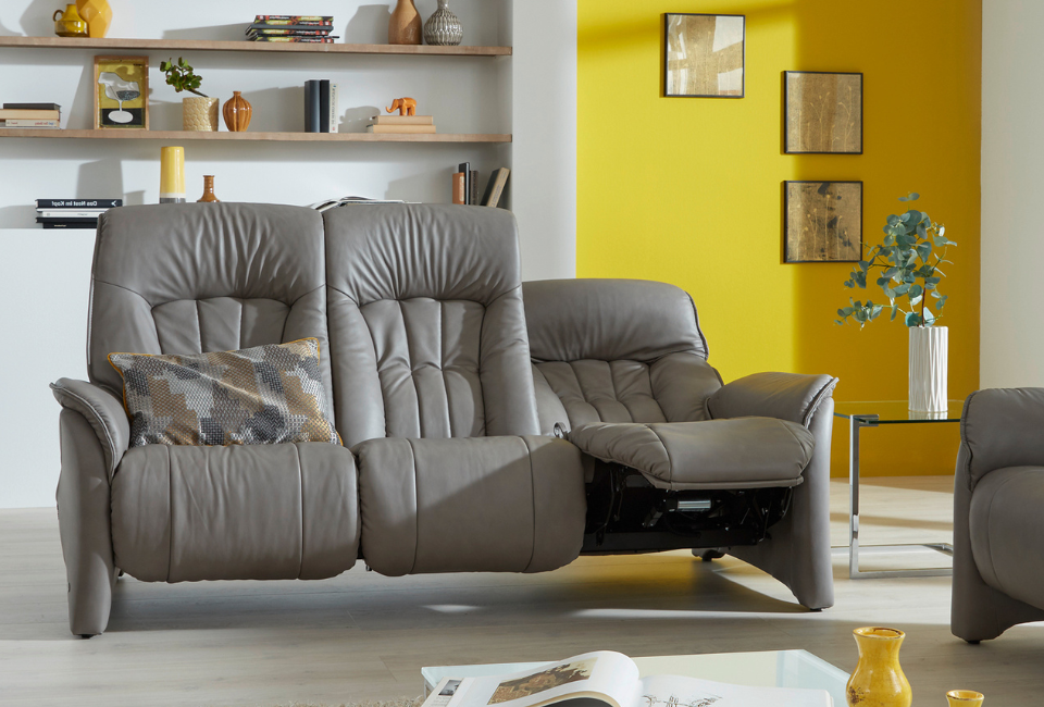 The Rhine collection stands out for its impressive range of attractive options, giving you the freedom to create a suite that perfectly suits your home and the way you relax. Choose from a variety of individual elements, including sofas with the renowned Cumuly reclining function or fixed seat options, as well as beautifully designed curved sofas with integrated comfort features. The collection also includes practical table surfaces and comfortable coordinating footstools, allowing you to tailor every detail to your lifestyle. With its combination of elegant design, flexibility and exceptional comfort, the Rhine collection helps transform your living room into a welcoming oasis of calm where you can truly feel at home.