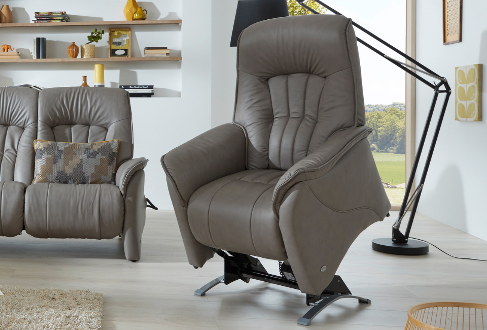 The Rhine collection features a range of unique and patented reclining functions, designed to deliver exceptional comfort and support. To complete the look, Himolla also offers matching functional and Zerostress chairs, along with coordinating trapezoidal tables. Whichever sofa you choose, you can select either a classic design or a model with added functionality. The manual Cumuly function allows the backrest to be adjusted using a gas spring mechanism, while the leg rest responds effortlessly to body pressure. For even greater convenience, the electric version lets you adjust the backrest and leg rest independently at the touch of a button using a remote control.