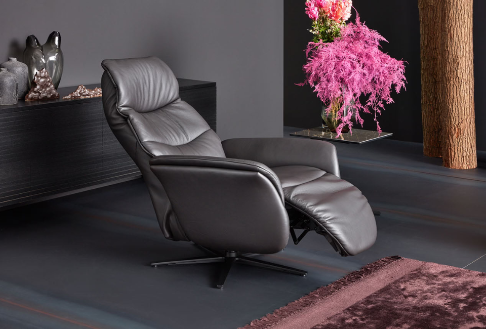 Easy Swing &ndash; tailored comfort for every moment.

Created with personalised comfort in mind, the Himolla Easy Swing Armchair is available in four sizes &ndash; S, M, L and XL &ndash; ensuring the perfect fit for every body shape and seating preference.

The adjustable headrest provides excellent support whether you&rsquo;re reading, watching TV or simply relaxing, helping to ease pressure on the neck and encourage muscle relaxation.

To complete the look, choose from six stylish base options, including elegant star bases in stainless steel, anthracite or bronze for a beautifully modern finish.
