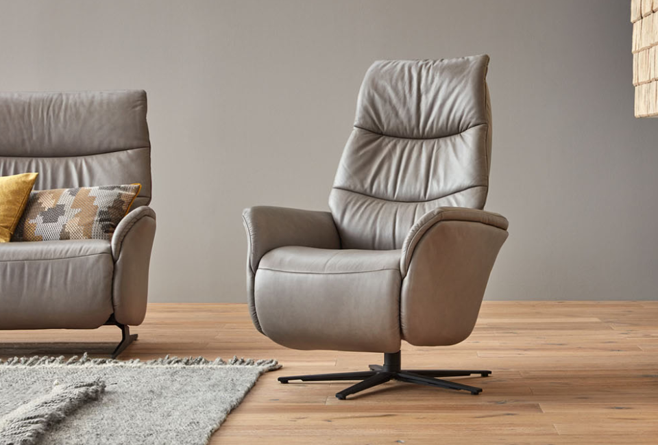 The Himolla Easy Swing Armchair is available in four versatile options to suit your comfort needs and lifestyle.

Choose from manual adjustment, three-motor functionality, three motors with Lift & Rise support, or the premium four-motor model with Heart Balance technology for enhanced relaxation.

For added flexibility and a cleaner look in your home, the Easy Swing is also available with an external battery option.
