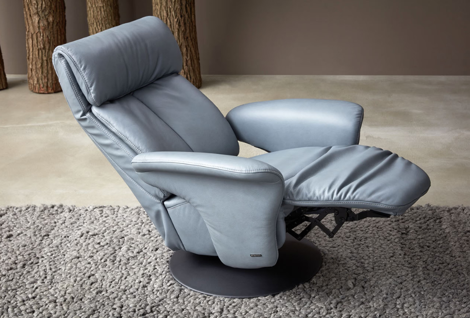 Personalised comfort with customisable design options.
The Himolla Sinatra Easy Swing Chair is designed to adapt perfectly to your comfort preferences. Choose from two different seat tensions, a range of sizes and widths, and a selection of stylish base options to create the ideal recliner for your home.
Available with either a star base or round swivel base, finishes include beechwood, fabric-covered designs and elegant stainless steel options.
