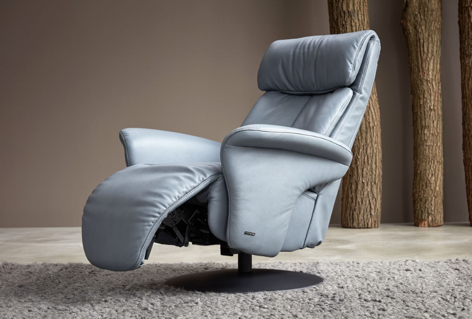 Choose the comfort features that work best for you.
The himolla sinatra chair features adjustable backrests and leg rests, allowing you to sit upright comfortably, recline with ease or fully relax in a laid-back position.
Depending on your chosen model, adjustments can be made manually or operated effortlessly with two or three motors. Selected powered models are also available with Lift & Rise functionality for additional comfort and support.