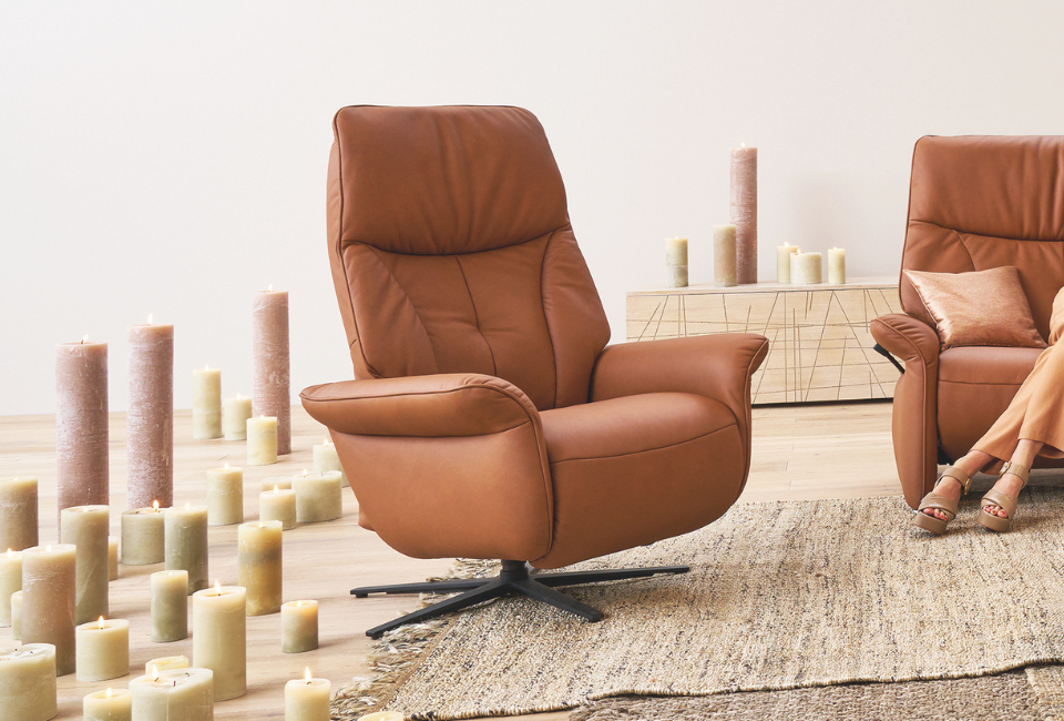 Personalise your comfort with the Himolla Lupo Recliner.
Designed to suit your individual needs, the 360° swivel lupo comfort chair is available in both manual and electric models. The electric version allows you to adjust the backrest, leg rest and headrest independently at the touch of a button for fully tailored relaxation.
The three-motor model is available with either Lift & Rise functionality or the circulation-friendly Heart Balance feature for enhanced comfort and support. For an even more ergonomic seating experience, maxi versions are also available with an extended backrest and longer leg rest.