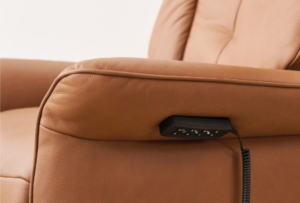 Relax in complete comfort with optional heating and massage functions designed to enhance your everyday lounging experience.
A convenient plug-in rechargeable battery connection provides an easy and flexible power supply, helping to keep your space neat and clutter-free.
To personalise your seating comfort even further, choose between two seat firmness options: Superlastic Soft or Superlastic Medium.