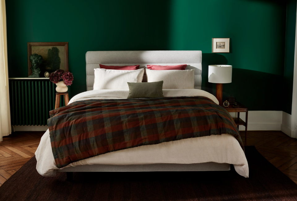Available tensions: Soft, Medium, Firm, Extra Firm

The Vispring Baronet Superb features hand-nested calico pocket spring technology, with 1,326 springs in the 150 x 200cm size, available in Soft, Medium, Firm and Extra Firm tensions for personalised comfort. Expertly handcrafted using 100% natural fillings, including resilient horsehair, bonded British fleece wool and cotton, and blended British fleece wool and cotton, it offers exceptional breathability and lasting support. Finished in high-quality ticking and hand-tufted with felt washers, the mattress features protective wool borders, two rows of hand side-stitching, practical horizontal handles and air vents for enhanced durability, breathability and enduring comfort.
